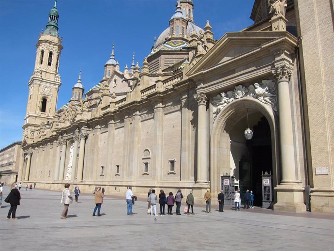 Personas que esperan para acceder a la zona de la Santa Capilla de la Basílica del Pilar de Zaragoza.