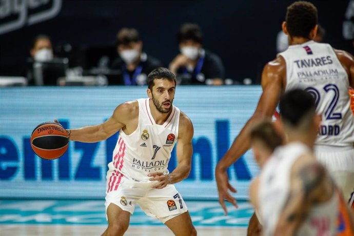 Campazzo bota la pelota en el Real Madrid-Valencia Basket de la Euroliga 2020-2021