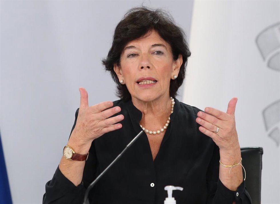 La ministra de Educación y Formación Profesional, Isabel Celaá, interviene en la rueda de prensa posterior a la reunión interministerial conjunta de Educación y Sanidad donde ha analizado el inicio del curso escolar con el ministro de Sanidad, Salvador 
