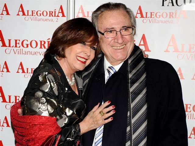 Spanish actress Concha Velasco (L) and singer Manolo Escobar attend Concha Velasco's birthday party at Alegoria Club on November 24, 2009 in Madrid, Spain.