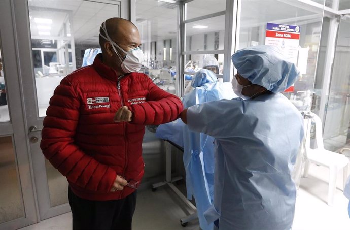 El Ministro de Salud peruano, Víctor Zamora Mesía, saluda con el codo a un trabajador cuando visita el hospital María Auxiliadora para supervisar la atención de los pacientes durante la pandemia del Coronavirus (Covid-19).