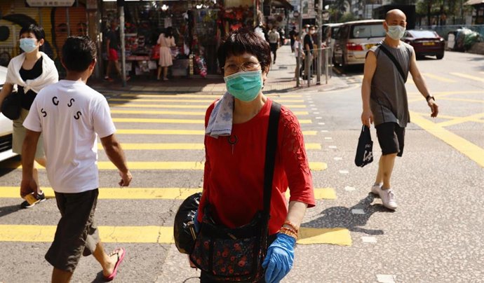 Una mujer con mascarilla en China.