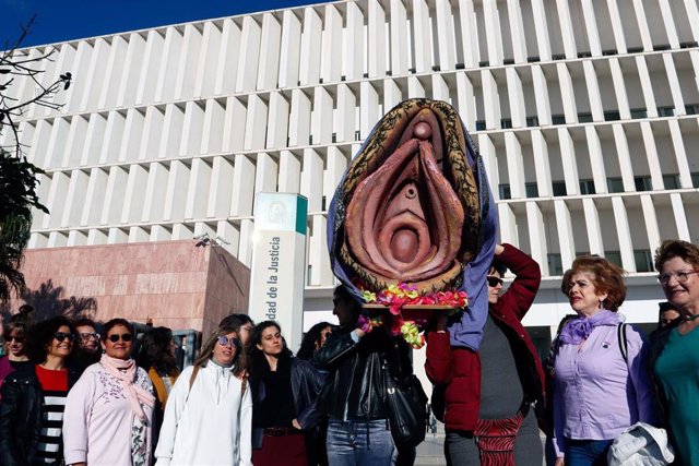 Foto de archivo de cuando se iba a celebrar el juicio por una procesión con una vagina de plástico en 2015 