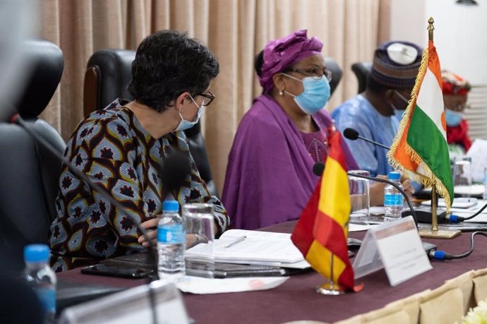 La ministra de Asuntos Exteriores, Arancha González Laya, y la ministra de Planificación de Níger, Achatou Boulama Kané