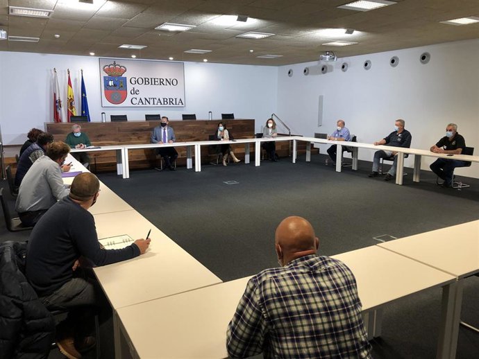Reunión del consejero de Desarrollo Rural, Ganadería, Pesca, Alimentación y Medio Ambiente, Guillermo Blanco, con criadores de razas cárnicas