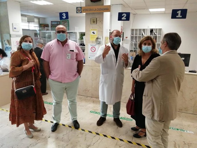 De izquierda a derecha, María Ángeles García, directora de Gestión Económica del Distrito Sanitario Córdoba y Guadalquivir; José Gascón, director de Salud del Distrito Sanitario;  Francisco Cubero y María Jesús Botella.