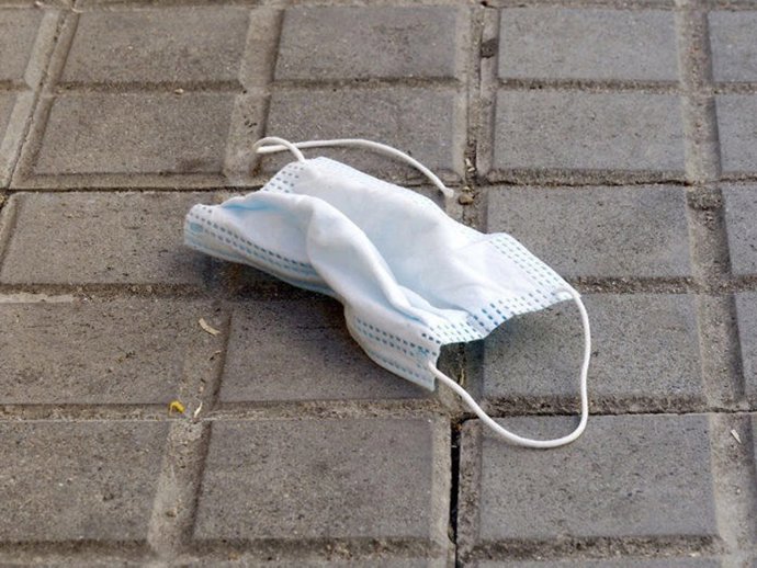 Mascarillas en el suelo.