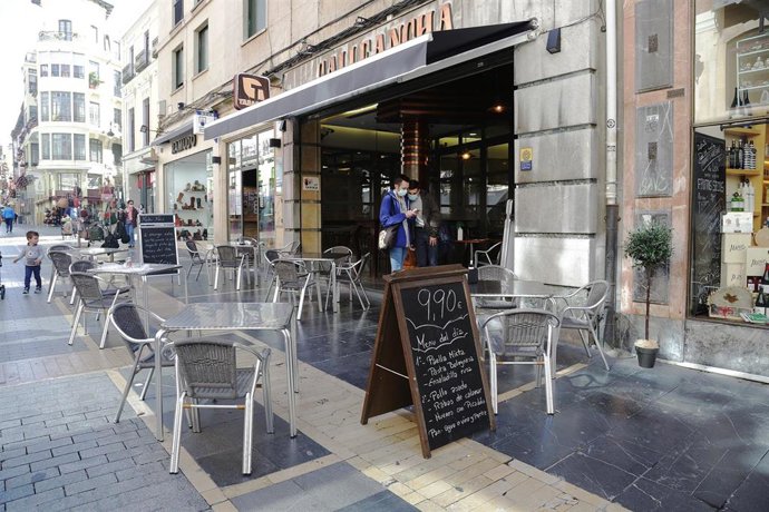 Terraza de un bar vacía durante el día en el que entran en vigor las medidas de restricción de la movilidad en la ciudad de León, Castilla y León (España) a 7 de octubre de 2020