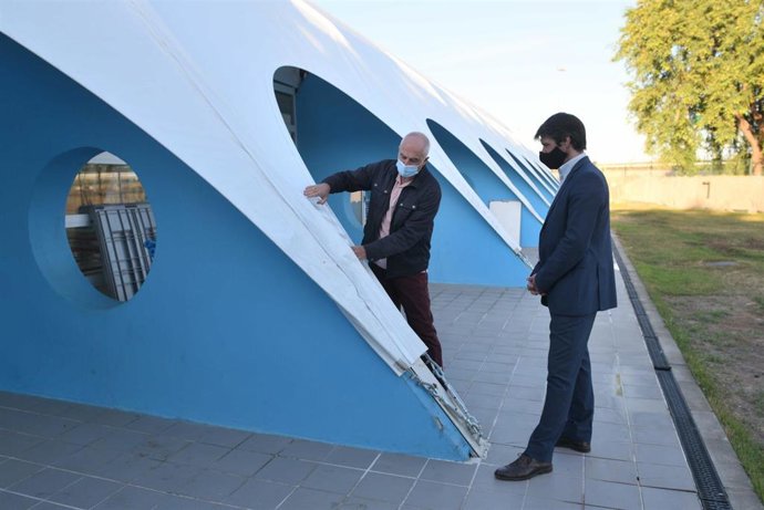 Renovación de la cubierta de la piscina municipal del Centro Deportivo Alcosa