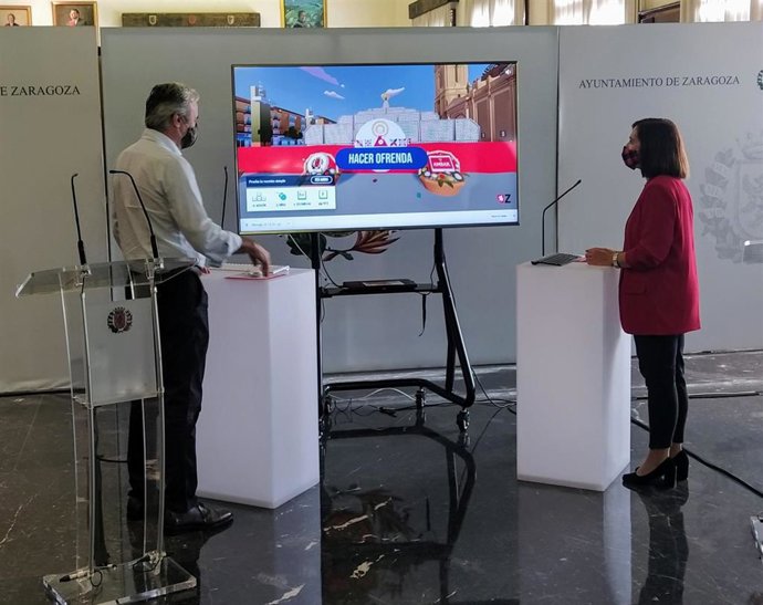 El alcalde y la vicealcaldesa de Zaragoza colocan las primeras flores en la Ofrenda virtual a la Virgen del Pilar.