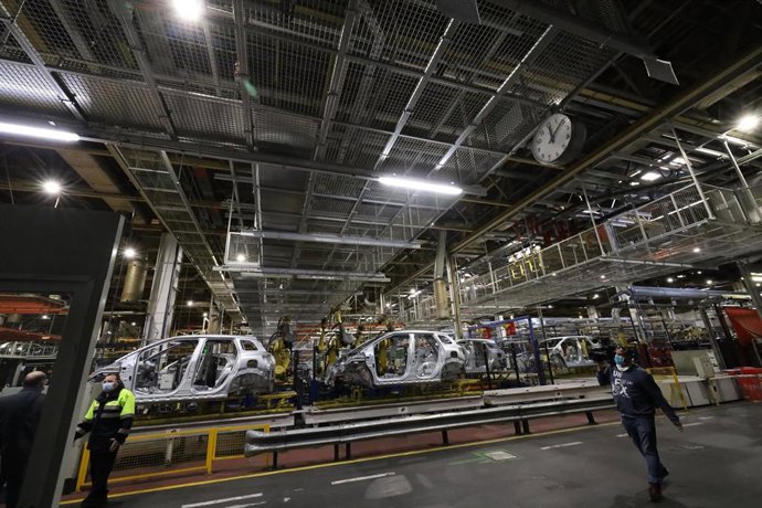 Trabajadores durante su jornada laboral en la planta de Opel/PSA de Figueruelas.