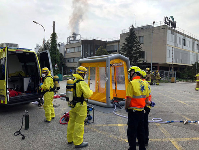 Efectius dels Bombers i del SEM en la fuita d'cid clorhídric en una empresa química alimentria de Martorell, el 10 d'octubre del 2020 (Horitzontal).