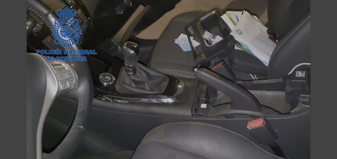 Nota De Prensa E Imagen: "La Policía Nacional Detiene Al Conductor De Un Coche Con 200 Gramos De Cocaína Ocultos En La Palanca De Cambio"