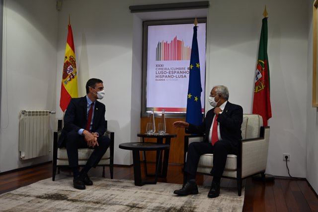 El presidente del Gobierno, Pedro Sánchez, y el primer ministro portugués, António Costa, a 10 de octubre de 2020