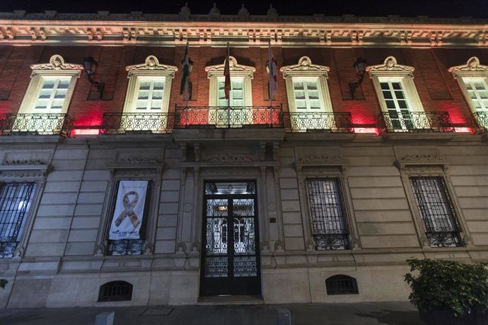 Fachada Palacio Provincial de la Diputación de Almería iluminada por el Día de la Hispanidad.