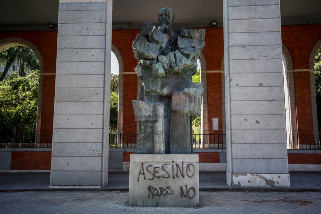: La estatua del que fuera presidente del Gobierno en la República, el socialista Francisco Largo Caballero, ubicada en Nuevos Ministerios, vandalizada con las pintadas de 'Asesino' y 'Rojos no', en Madrid (España) a 10 de octubre de 2020.