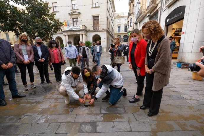 La consellera de Justícia, Ester Capella, i l'alcaldessa de Figueres (Girona), Agns Lladó, en un acte de collocació de llambordes commemoratives a Figueres.