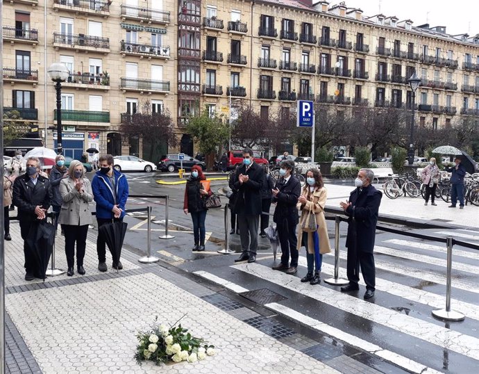 Homenaje a Begoña Urroz, asesinada por el DRIL, en la placa colocada en San Sebastián en su memoria
