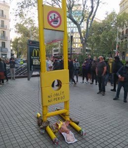 Els CDR colloquen una guillotina de cartró amb una foto del rei Felipe VI i un cap de porc a la plaa Urquinaona de Barcelona aquest dissabte.