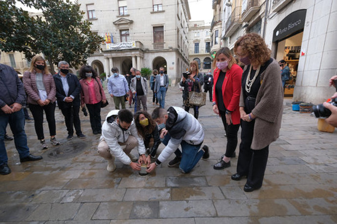 Pla mitj de la collocació de la llamborda aquest dissabte 10 d'octubre de 2020 a la Plaa de l'Ajuntament de Figueres. (Horitzontal)
