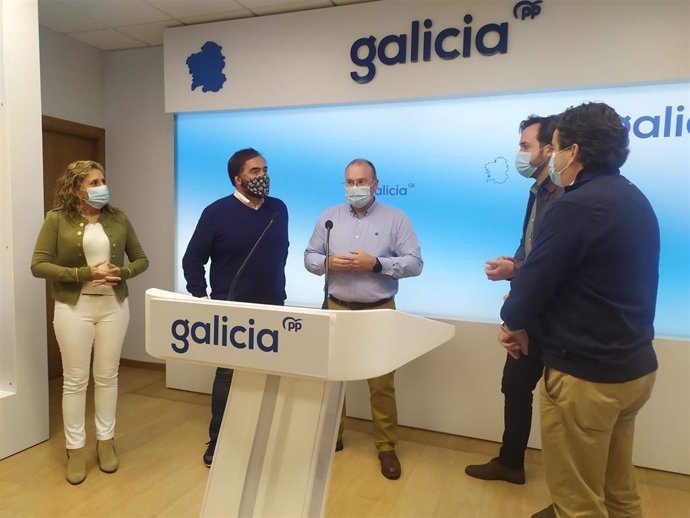 Miguel Tellado con los representantes del PPdeG en las ciudades gallegas