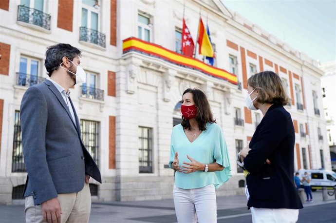 La consejera de Presidencia de la Comunidad de Madrid, Eugenia Carballedo, junto a los creadores del documental 'El hombre que diseñó España',  un homenaje al diseñador de los símbolos de la región, José María Cruz Novillo.