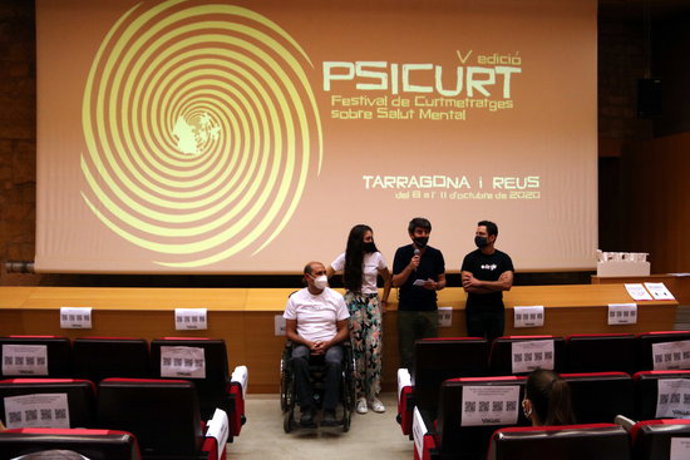 Pla general dels directors i actor dels curtmetratges projectats al Psicurt i del coordinador del festival, minuts abans de la seva projecció a l'Antiga Audincia de Tarragona. Imatge del 10 d'octubre del 2020 (Horitzontal).