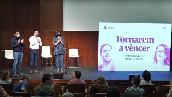 El vicepresident en funcions de president de la Generalitat, Pere Aragons, el conseller de Treball, Chakir el Homrani, i l'alcaldessa de Vilanova i la Geltrú (Barcelona), Olga Arnau, durant la presentació del llibre 'Tornarem a vncer'.