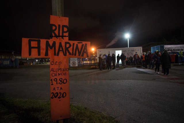Empleados de Alcoa levantan una cruz durante la manifestación convocada frente a la fábrica contra el ERE ejecutado de 524 trabajadores, en San Cibrao, A Mariña, Lugo, Galicia (España), a 9 de octubre de 2020. La concentración se debe al despido colecti