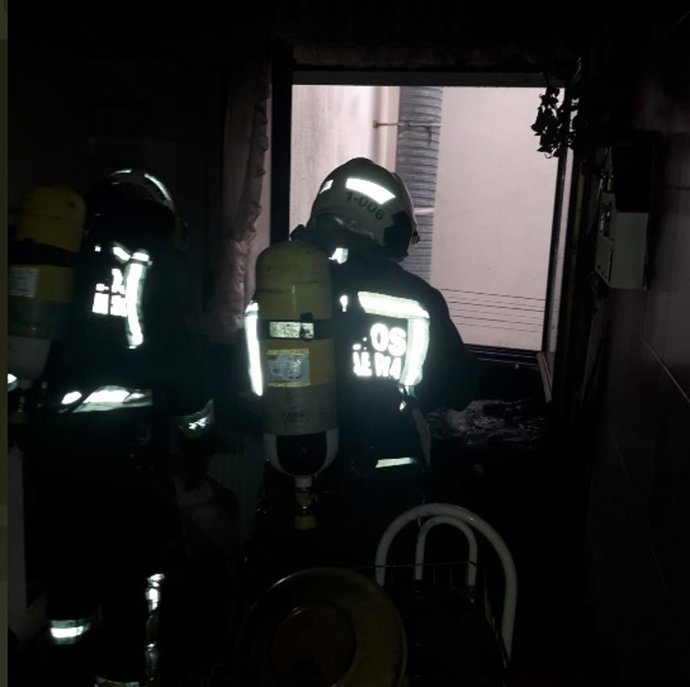 Bomberos sofocan un incendio en una vivienda de Santoña