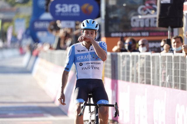 10 October 2020, Italy, Vieste: British cyclist Alex Dowsett of Israel Start-Up Nation celebrates after winning the eighth stage of the Giro d'Italia 2020 cycling race, 200 km from Giovinazzo to Vieste. Photo: Yuzuru Sunada/belga/dpa