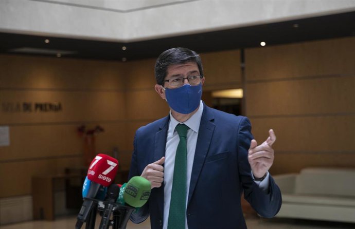 El vicepresidente y consejero de Turismo, Regeneración, Justicia y Administración Local, Juan Marín, atiende a los medios de comunicación, foto de archivo