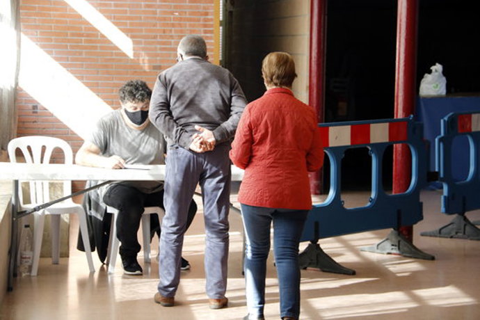 Pla mitj on es pot veure dos vens de Cervera accedint al punt de registre per fer-se la prova PCR en el marc del cribratge massiu que es fa a la ciutat per l'augment de casos de covid-19, el 9 d'octubre de 2020. (Horitzontal)