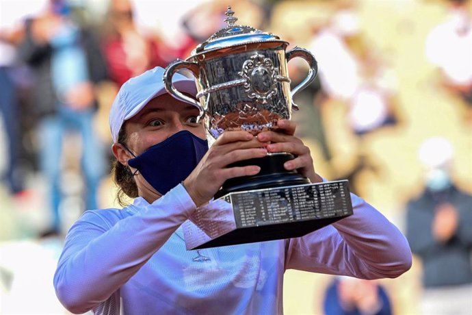La tenista polaca Iga Swiatek celebra el título de Roland Garros