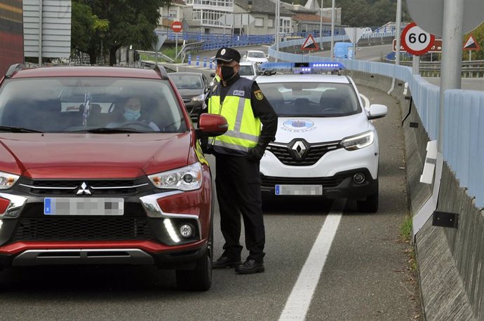 Un agente de la Policía Autonómica de Galicia en un control policial en la entrada a la ciudad de Ourense durante el primer día de su confinamiento debido al incremento de casos de Covid-19, en Ourense, Galicia (España) a 8 de octubre de 2020. 