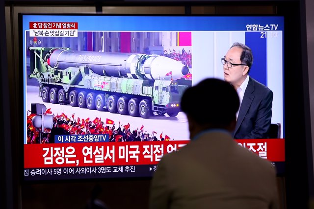 Momento en el que Corea del Norte muestra uno de los misiles balísticos intercontinentales más grandes del mundo