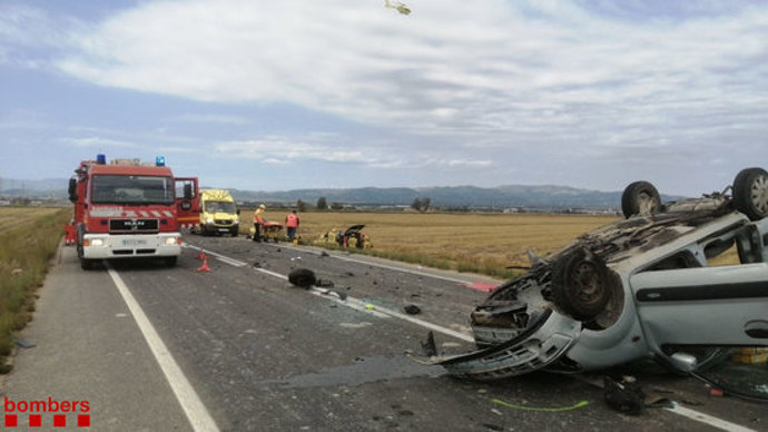 Pla general dels bombers i d'un dels vehicles accidentats en un xoc frontal a la T-340 al terme municipal de Deltebre (Baix Ebre). Imatge del 10 d'octubre del 2020 (Horitzontal).