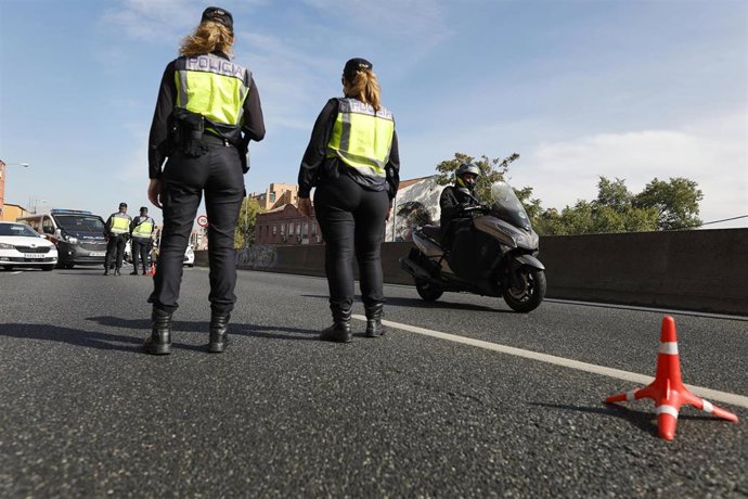 Agentes de Policía Nacional realizan un control en la carretera A-5, en Madrid (España), a 9 de octubre de 2020. 