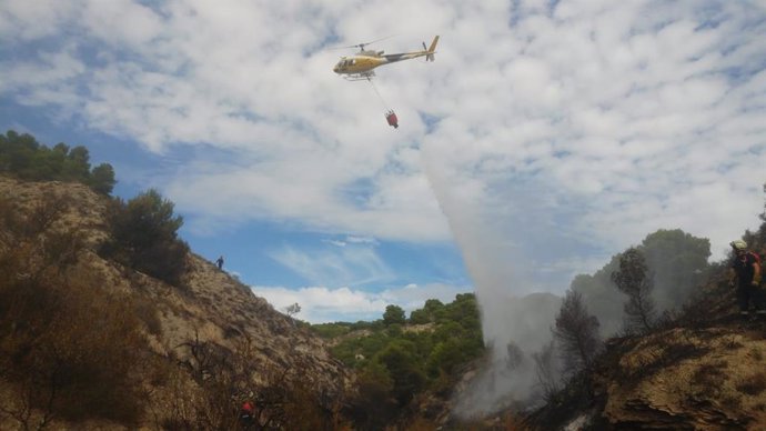 El helicóptero del Gobierno de Navarra colabora en la extinción de un incendio en una zona de monte bajo en Valtierra