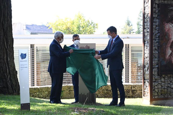 El president del Govern central, Pedro Sánchez, i el primer ministre de Portugal, Antonio Costa, descobreixen la placa commemorativa de la XXXIa Cimera Lusitanoespanyola, a Guarda, (Portugal), 10 d'octubre del 2020. 