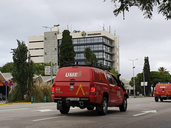Un vehicle de l'UME arriba a les installacions de Mercabarna, el 10 d'octubre del 2020. (Horitzontal)