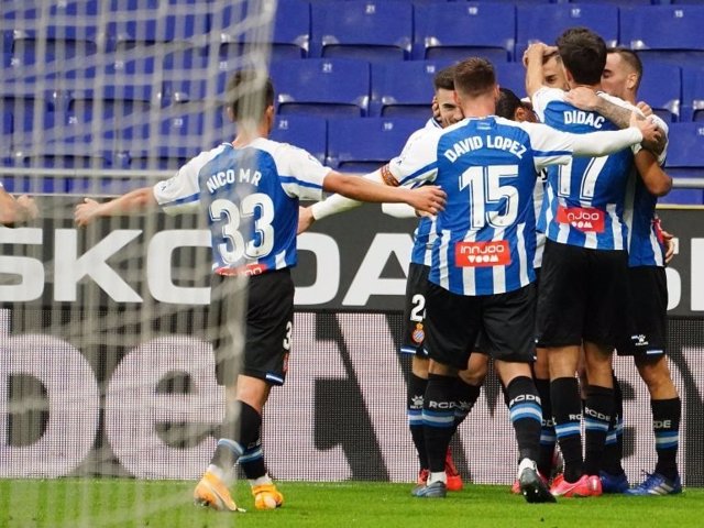 Raúl de Tomás celebra junto a sus compañeros el gol que da la victoria al Espanyol