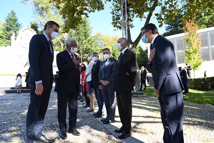 El presidente del Gobierno, Pedro Sánchez (d), y el primer ministro de Portugal, Antonio Costa, saludan a los miembros de sus gobierno
