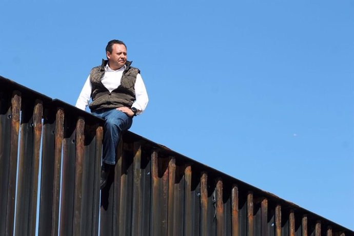 Diputado mexicano en el muro con Estados Unidos