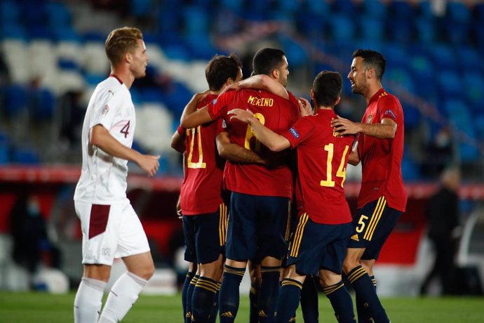 Los jugadores de la selección española celebran el gol de Mikel Oyarzabal ante Suiza