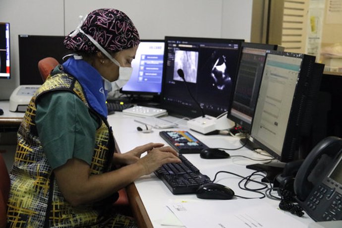 Pla lateral d'una professional de l'equip del Sant Pau seguint el monitoratge durant la implantació d'un dispositiu Pascal a un pacient. Fotografia feta el gener del 2020 (horitzontal)