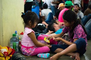 Niñas de una caravana de migrantes en Centroamérica