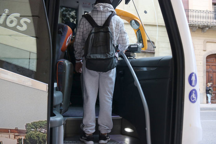 Pla curt d'un jove comprant un tiquet en un autobús de línia regular aquest divendres 9 d'octubre de 2020 a la Bisbal d'Empord. (Horitzontal)