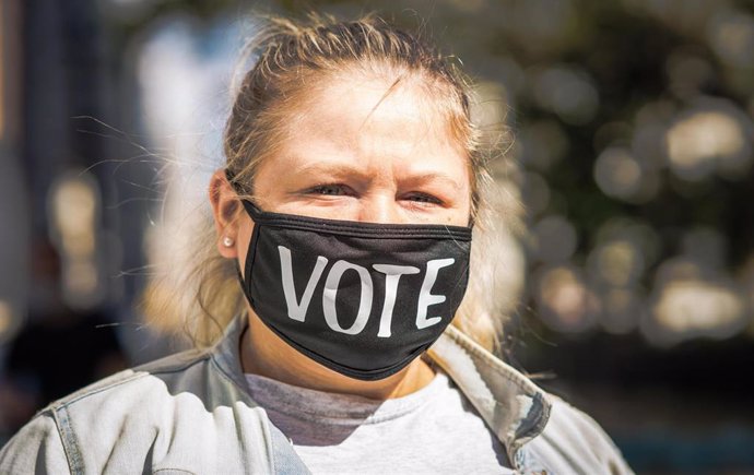 Mujer estadounidense llama al voto en las elecciones de 2020