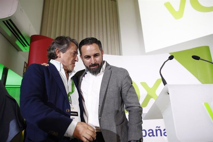 El número 3 de VOX al Parlamento Europeo, Hermann Tertsch, y el presidente del partido, Santiago Abascal, presentes tras conocer los resultados de las elecciones del 26M.